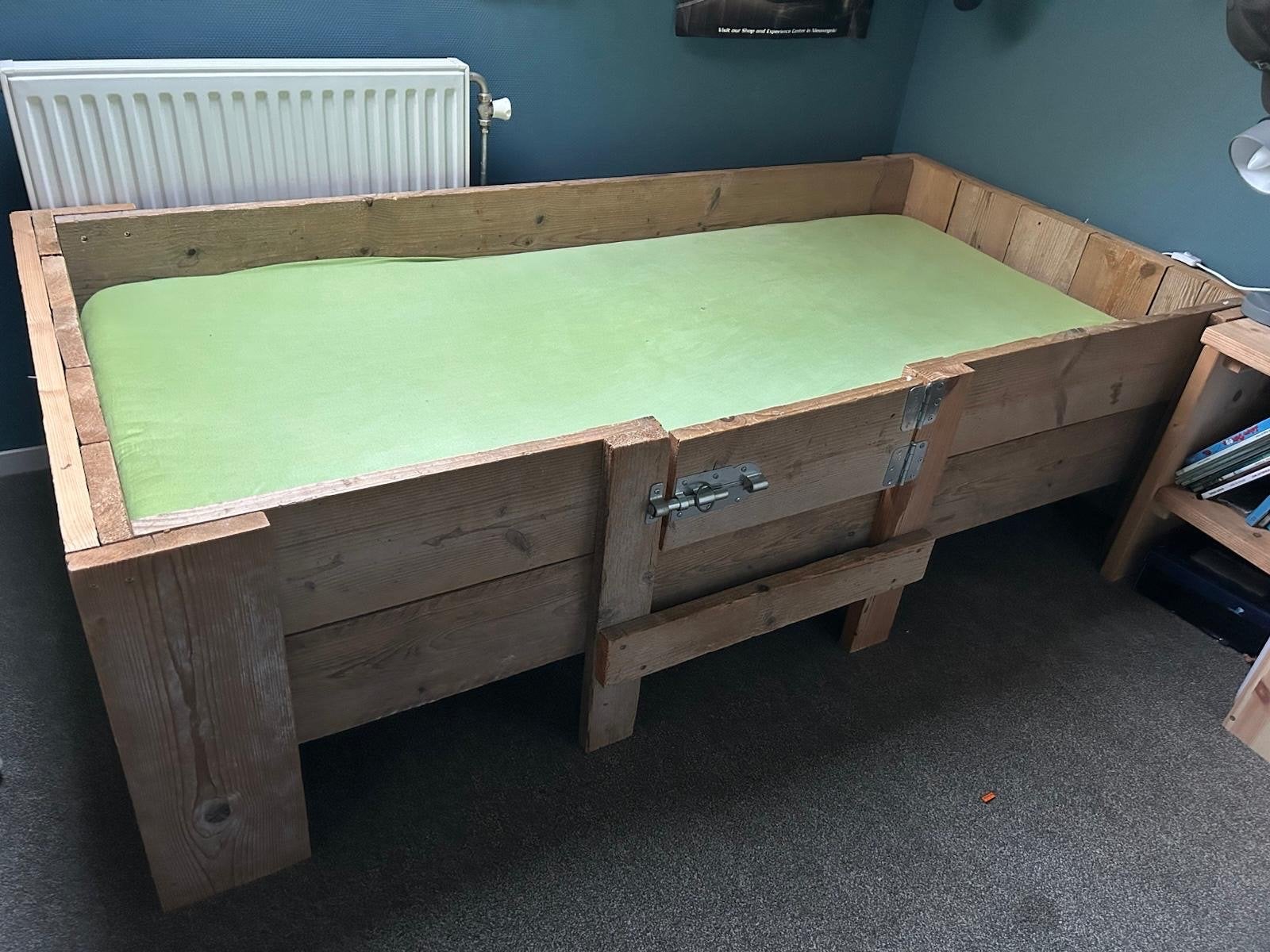 Stevig houten kinderbed met uitvalbeveiliging, Ophalen, Gebruikt, 90 cm, Eenpersoons