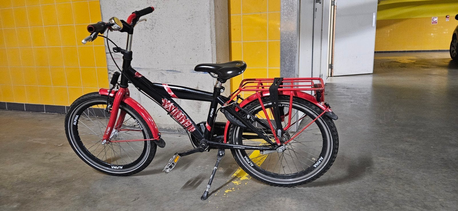 Alpina kinderfiets 20 inch - Zwart/Rood, Fietsen en Brommers, Fietsen | Kinderfietsjes, Ophalen, 20 inch of meer, Gebruikt, Velgrem