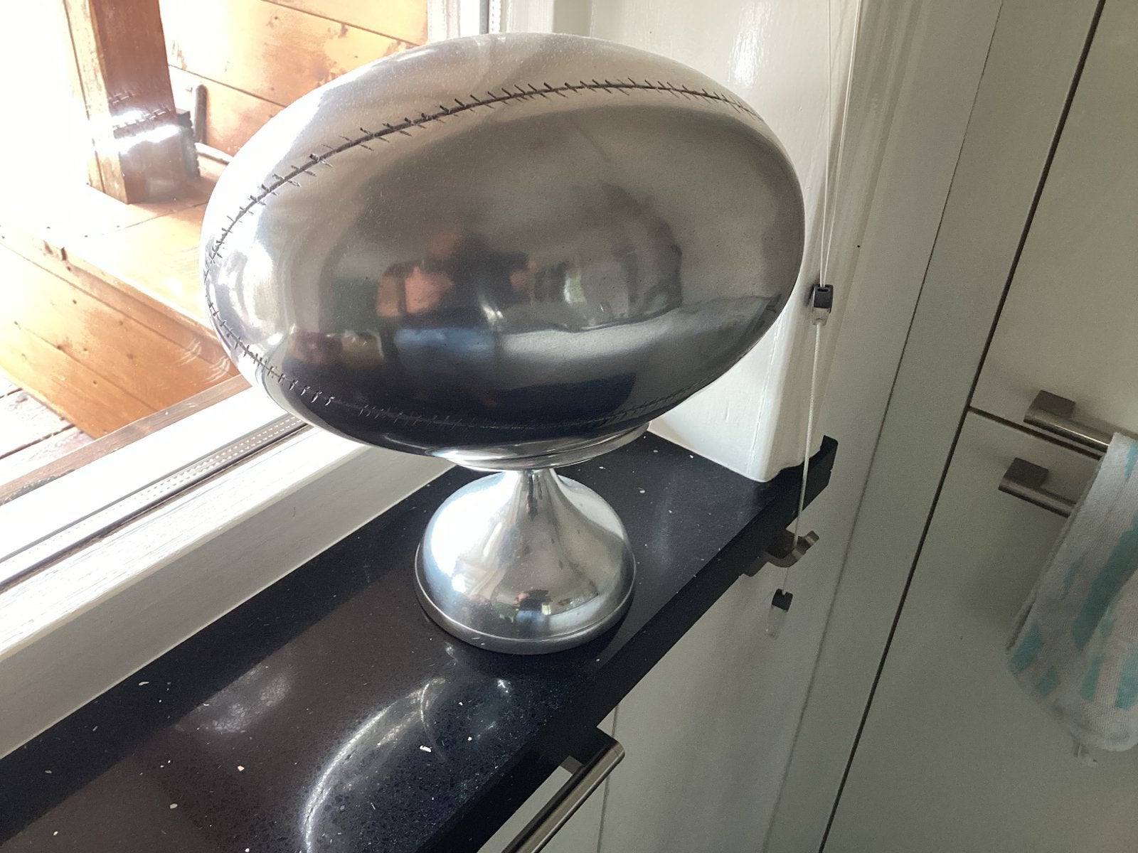 Decoratieve metalen rugbybal op voet, Ophalen, Gebruikt, Metaal, Industrieel