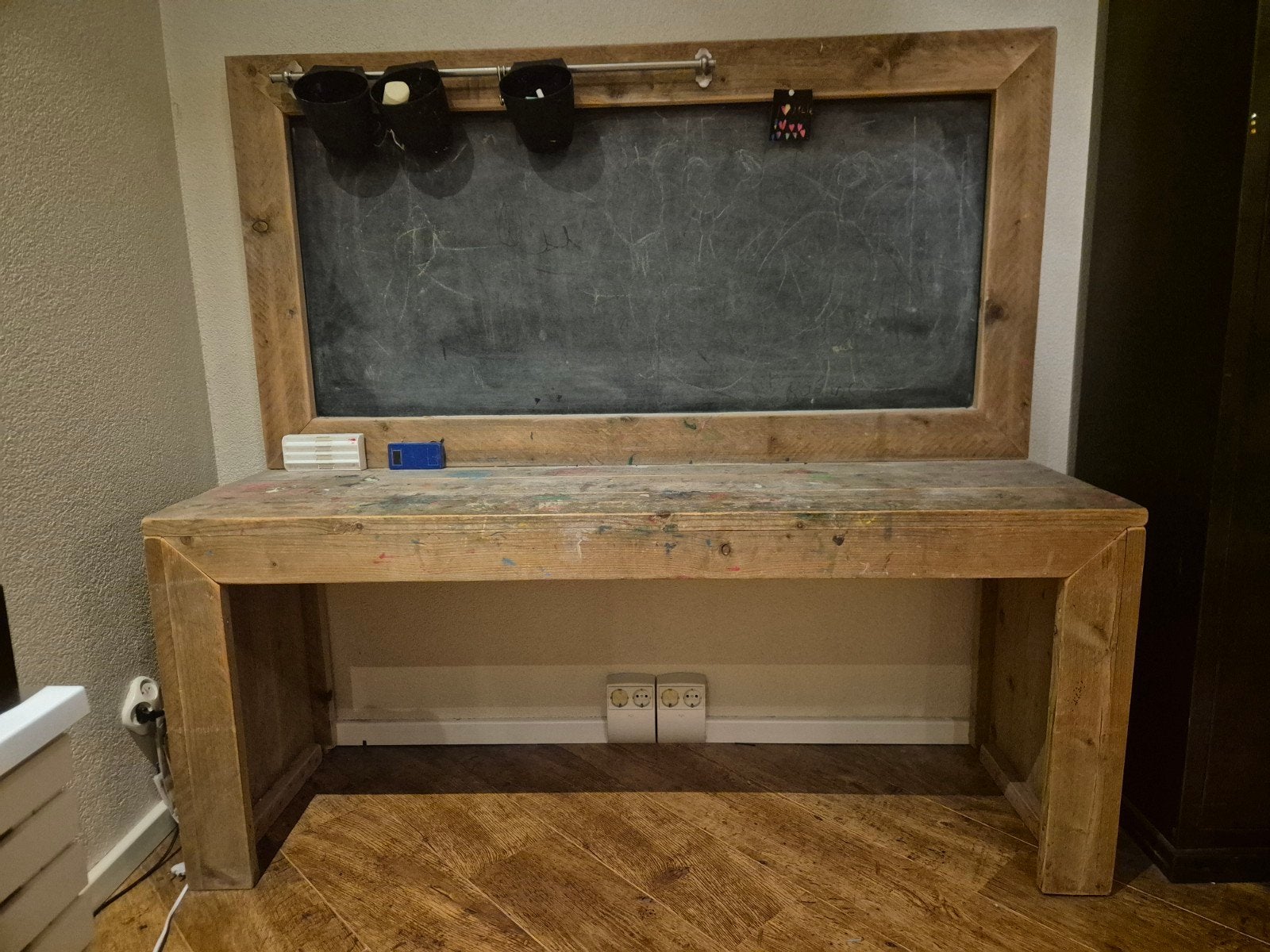 Stevig houten kinderbureau met krijtbord en opbergruimte, Ophalen, Opbergruimte, Gebruikt, Hout