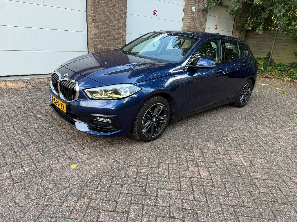 BMW 118 Sport Line Aut ACC Camera BMW Servicepakket t/m 2028, 1295 kg, Blauw, Parkeercamera, Origineel Nederlands