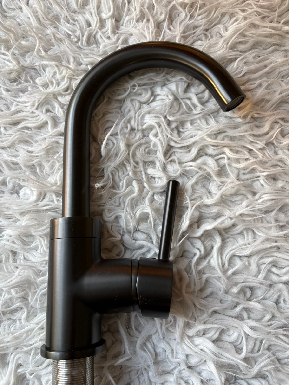 Hoge draaibare wastafelkraan geborsteld Gun Metal, Ophalen of Verzenden, Zo goed als nieuw, Rvs, Kraan