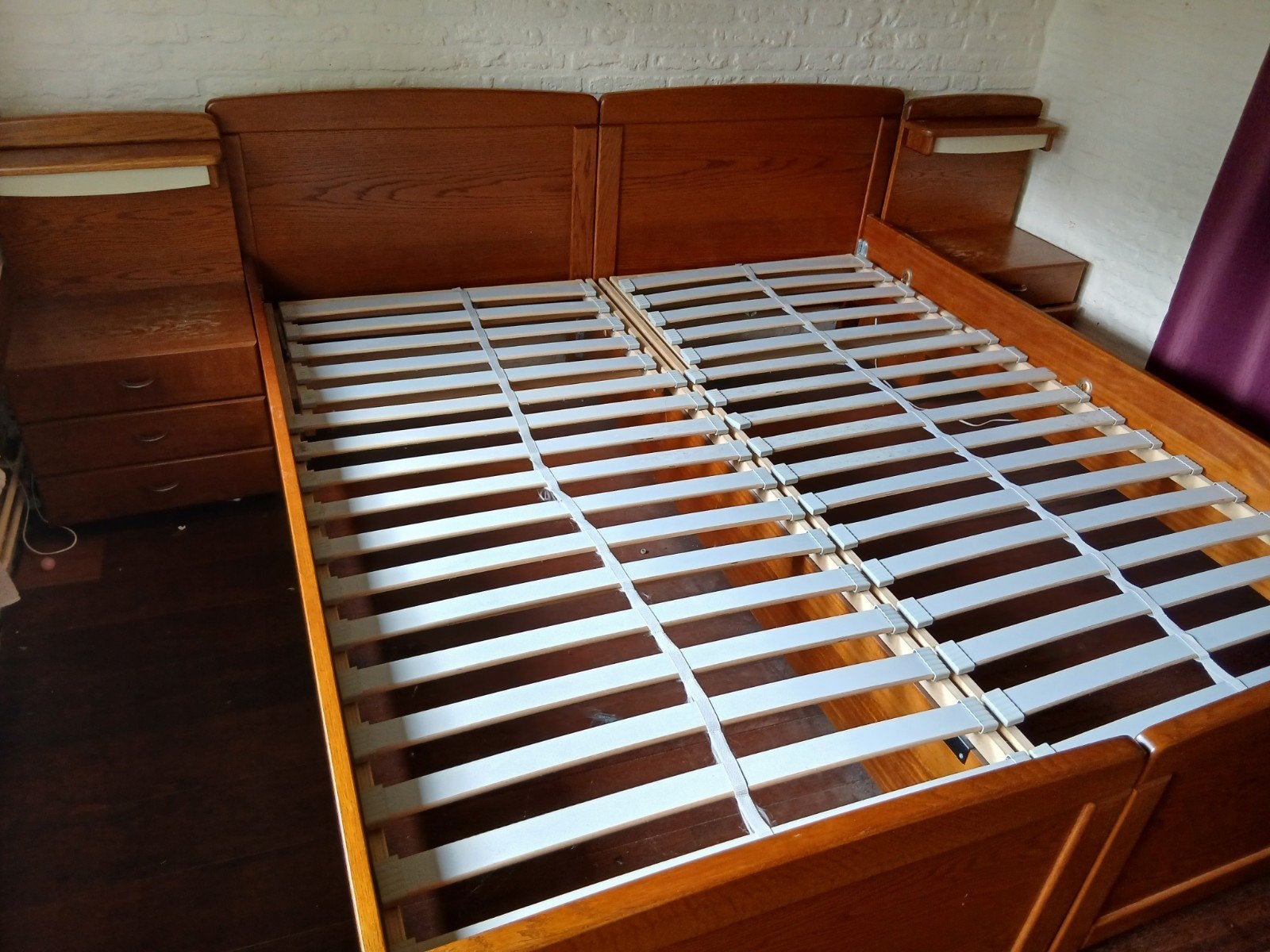 Tweepersoonsbed met nachtkastjes en lattenbodems, Ophalen, Gebruikt, Bruin, Tweepersoons