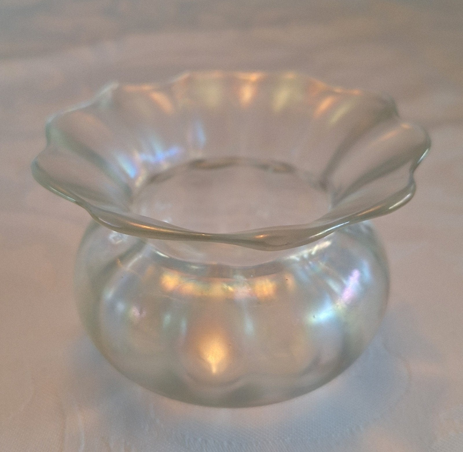 Iriserend glazen vaasje by John Walsh, Art Nouveau, Ophalen of Verzenden