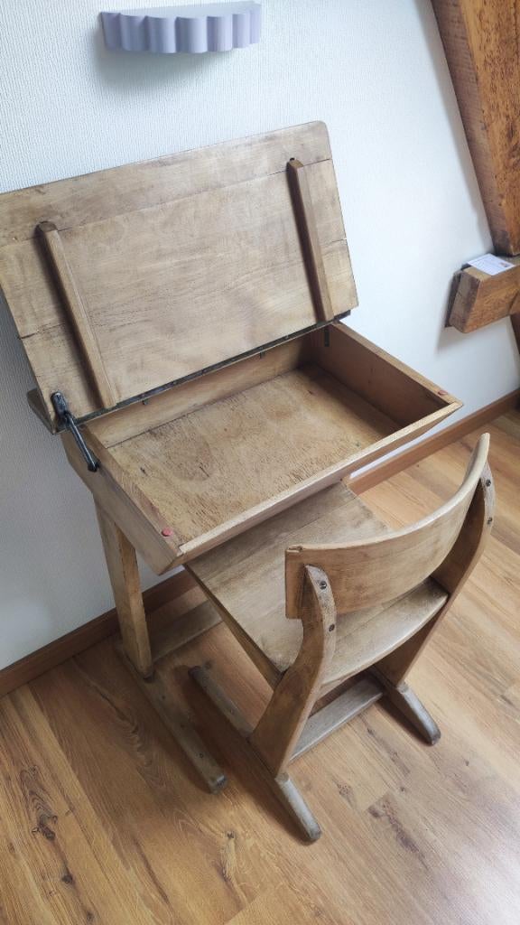 Oude lessenaar met stoel, Ophalen, Gebruikt, Tafel(s) en Stoel(en)