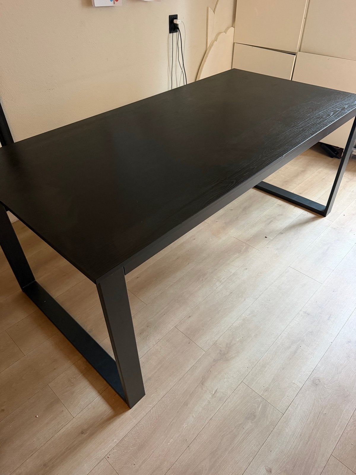 Zwarte houten tafel met stalen poten, Ophalen, Gebruikt, Rechthoekig, Overige houtsoorten
