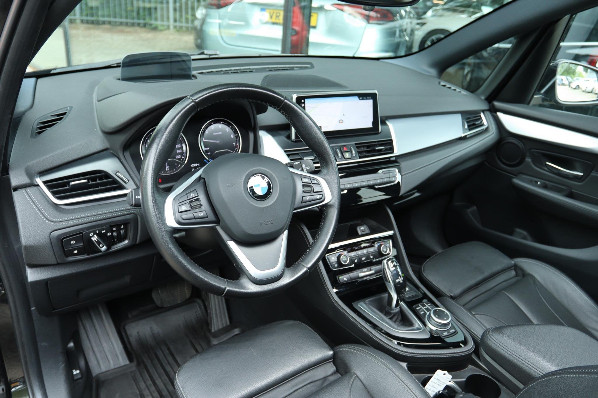 BMW 2-SERIE ACTIVE TOURER 218i HIGH EXECUTIVE ED AUT. | PANO, Auto's, 730 kg, Gebruikt, Zwart, Automatische klimaatregeling