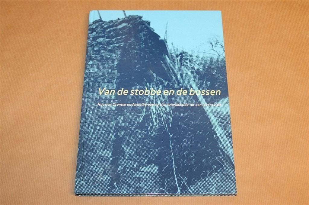 Van de Stobbe en de Bossen — Onderduiken WOII Drenthe, Boeken, Ophalen of Verzenden, Zo goed als nieuw