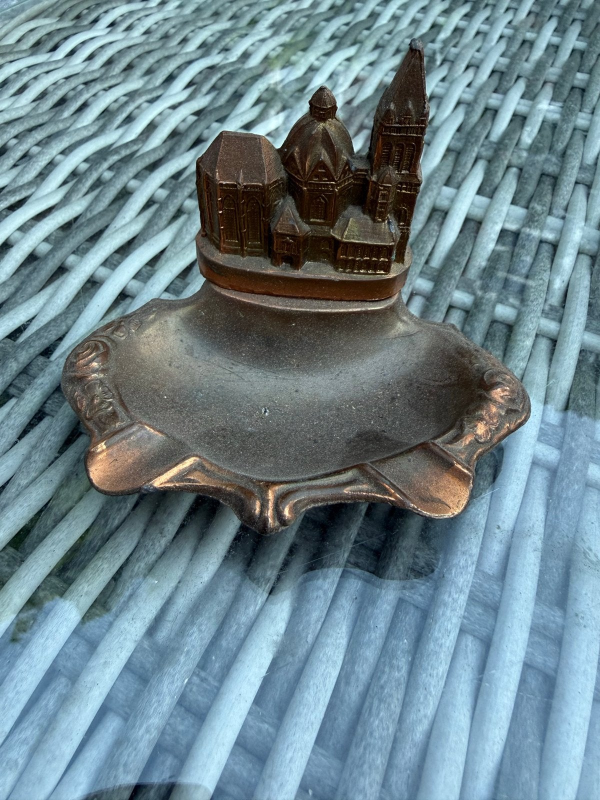 Vintage koperen asbak met gebouwenreliëf, Antiek en Kunst, Ophalen of Verzenden