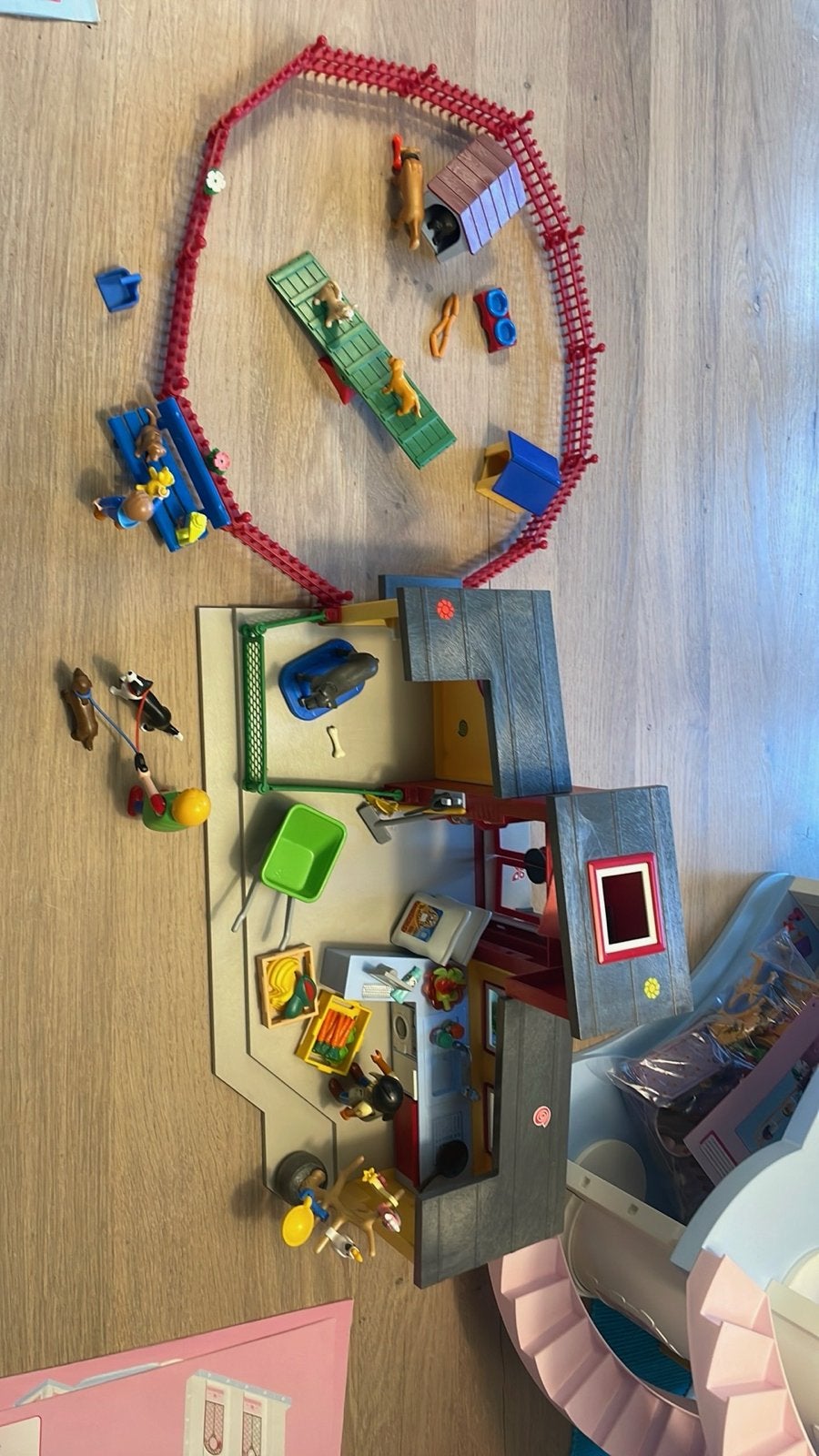 Playmobil Dierenpension 9275 met veel accessoires, Gebouw, Complete set, Ophalen of Verzenden, Zo goed als nieuw