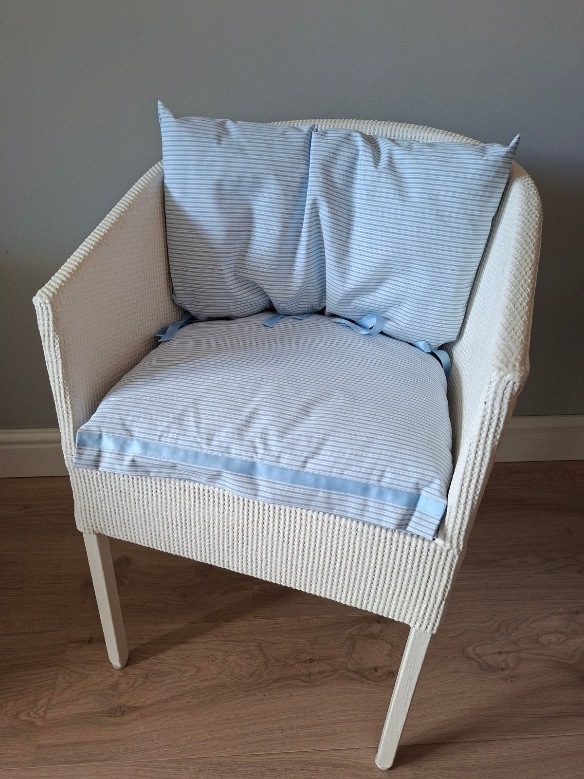 Wit geschilderde rieten (kinder) stoel, Ophalen, Gebruikt, Landelijk, Strandhuis, Comfortabel, Wit