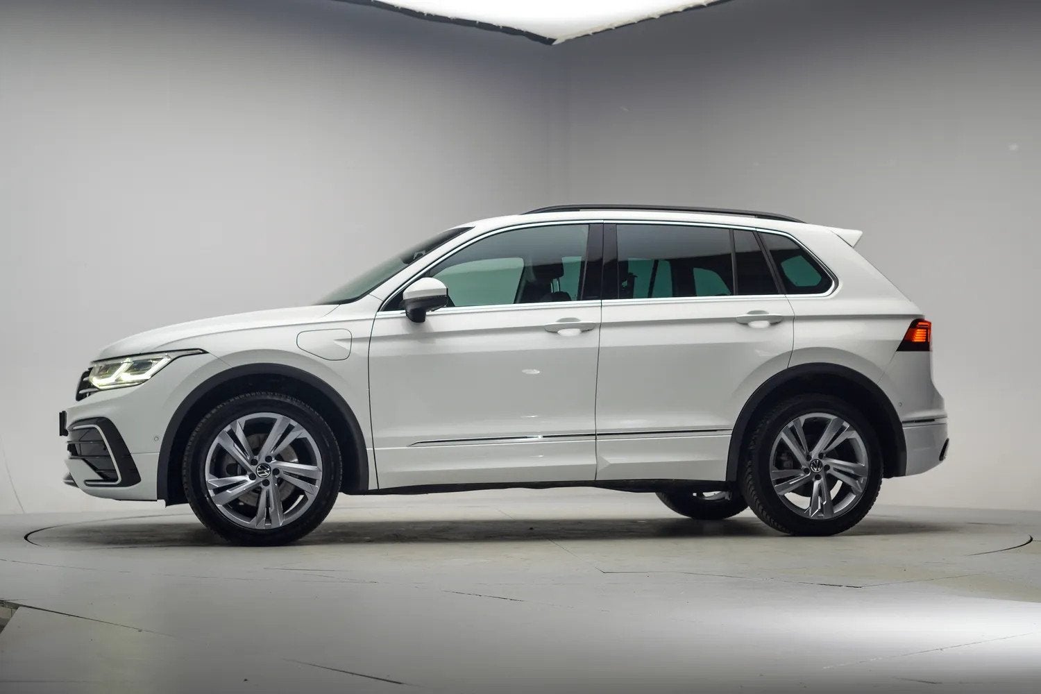 Volkswagen Tiguan 1.4 TSI eHybrid R-Line Business+ [ Camera, Auto's, Automaat, 150 pk, Wit, Hybride Elektrisch/Benzine