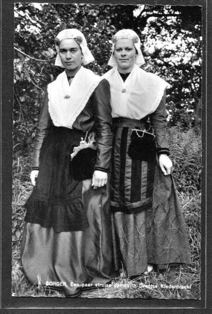 Drenthe  2 Vrouwen in Klederdracht oorijzers en Floddermuts., Ophalen of Verzenden, 1960 tot 1980, Ongelopen, Klederdracht