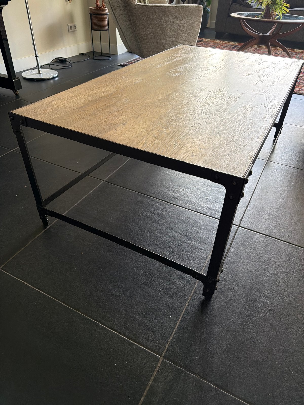 Salontafel met ijzeren onderstel en houten blad, Huis en Inrichting, Ophalen, Gebruikt, 100 tot 150 cm, 50 tot 100 cm