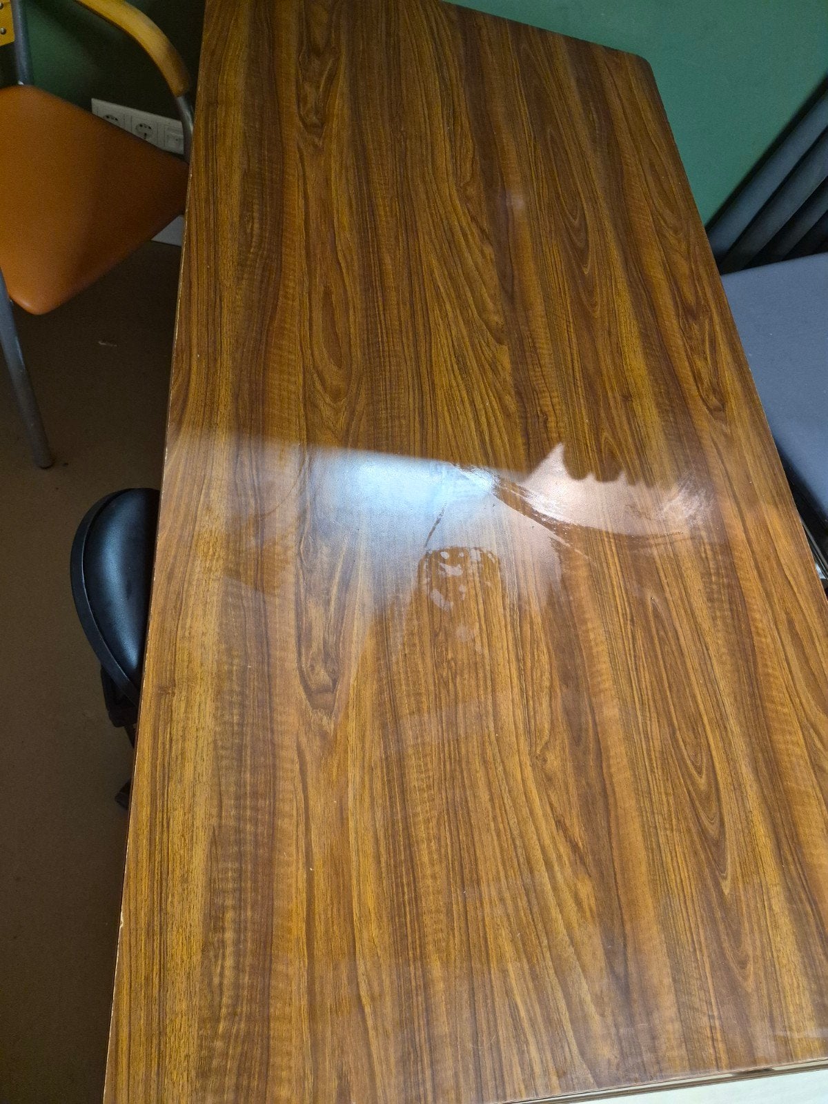Foto 15 van veel meubels met gebruikssporen.