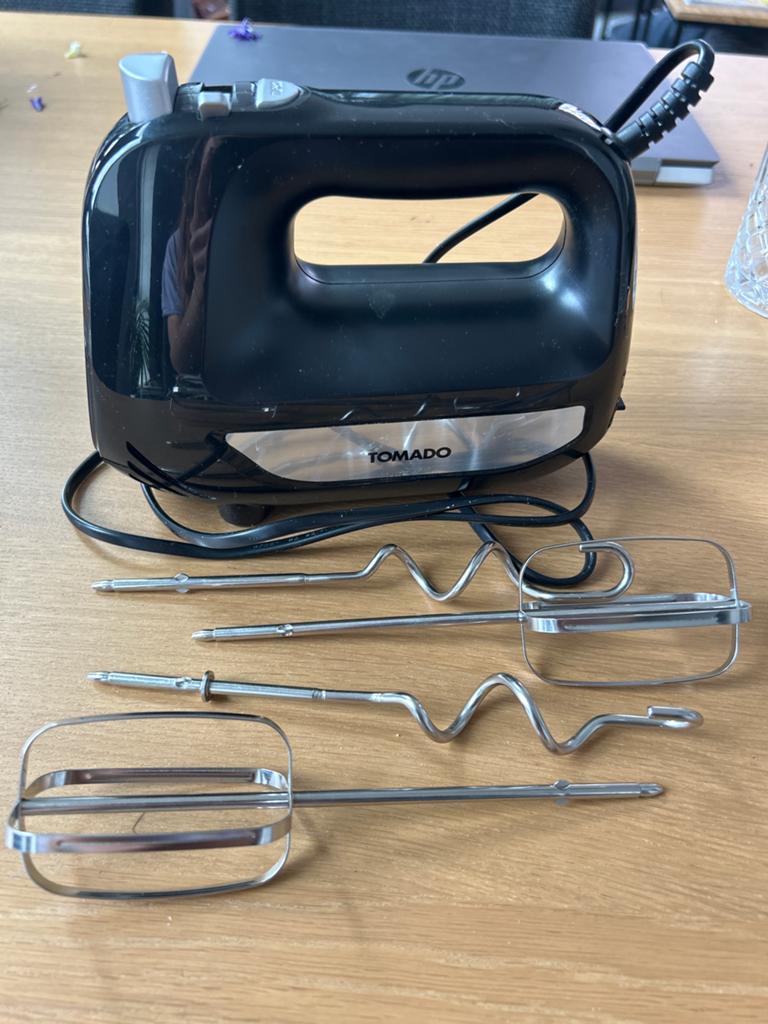 Tomado Handmixer met kloppers en deeghaken, Minder dan 1 liter, Ophalen of Verzenden, Zo goed als nieuw, 3 snelheden of meer