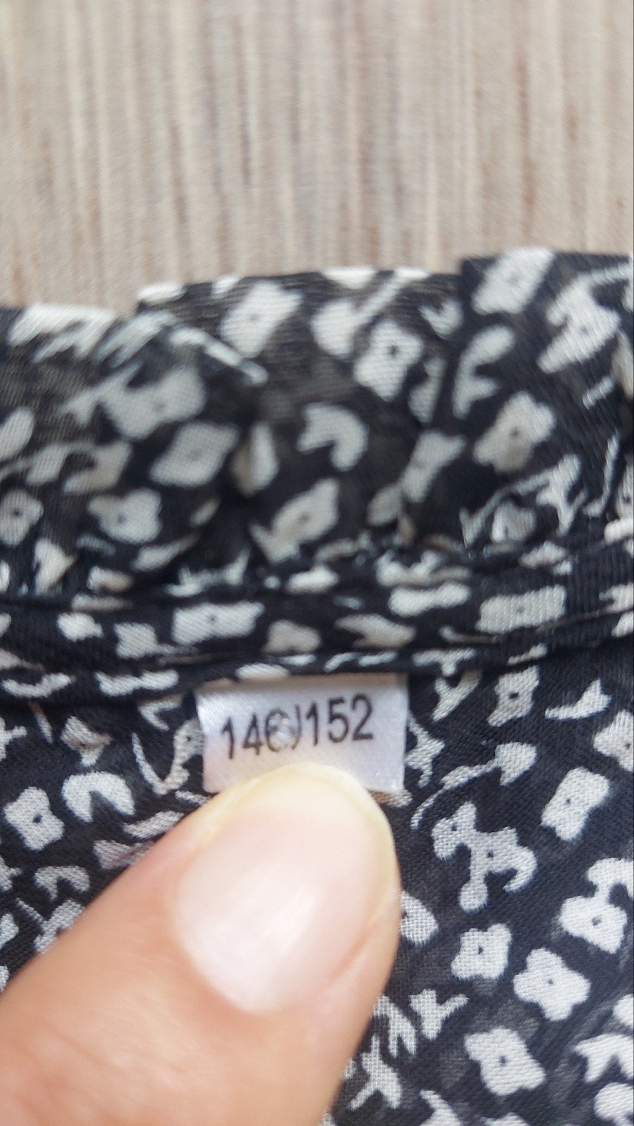 Zwarte blouse met bloemenprint en ruches maat 146-152, Ophalen of Verzenden, Zo goed als nieuw