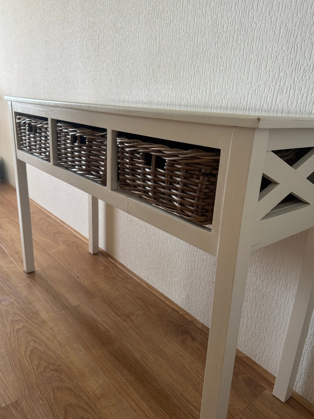 Witte sidetable met rieten manden - Landelijke stijl, Huis en Inrichting, Tafels | Bijzettafels, Ophalen, Gebruikt, 75 cm of meer