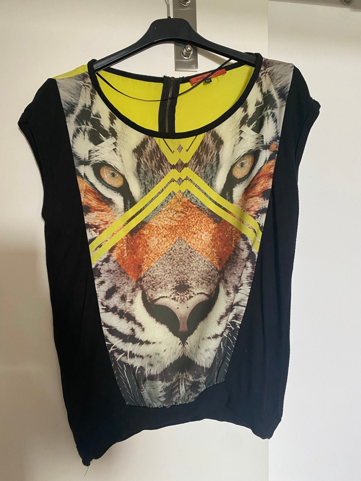 Bershka T-shirt met tijgerprint en neon geel detail maat 38, Kleding | Dames, Maat 38/40 (M), Zwart, Ophalen of Verzenden, Zo goed als nieuw