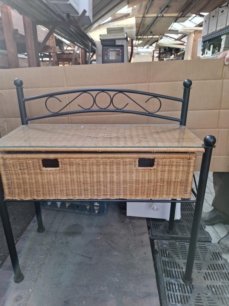 Decoratieve bijzettafel met rieten mand en glasplaat, Ophalen, Gebruikt
