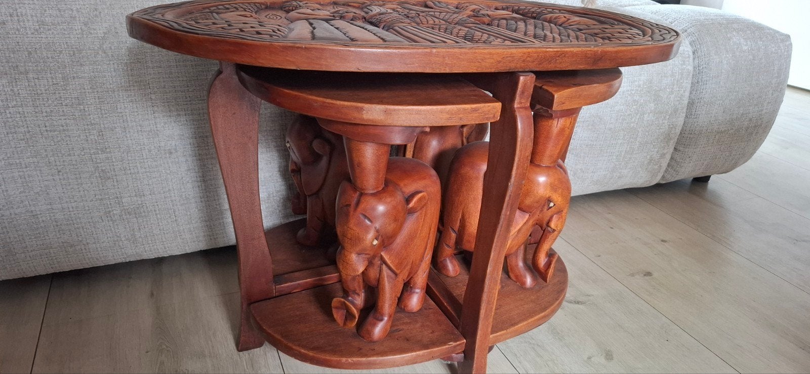 Unieke handgesneden bijzettafel met olifanten, Huis en Inrichting, Tafels | Salontafels, Ophalen, Gebruikt, 50 tot 100 cm, 50 tot 100 cm