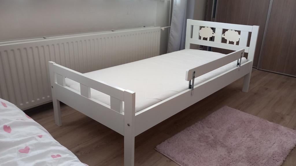 Wit kinderbed met matras en uitvalbeveiliging, Ophalen, 70 tot 85 cm, 140 tot 160 cm, Zo goed als nieuw