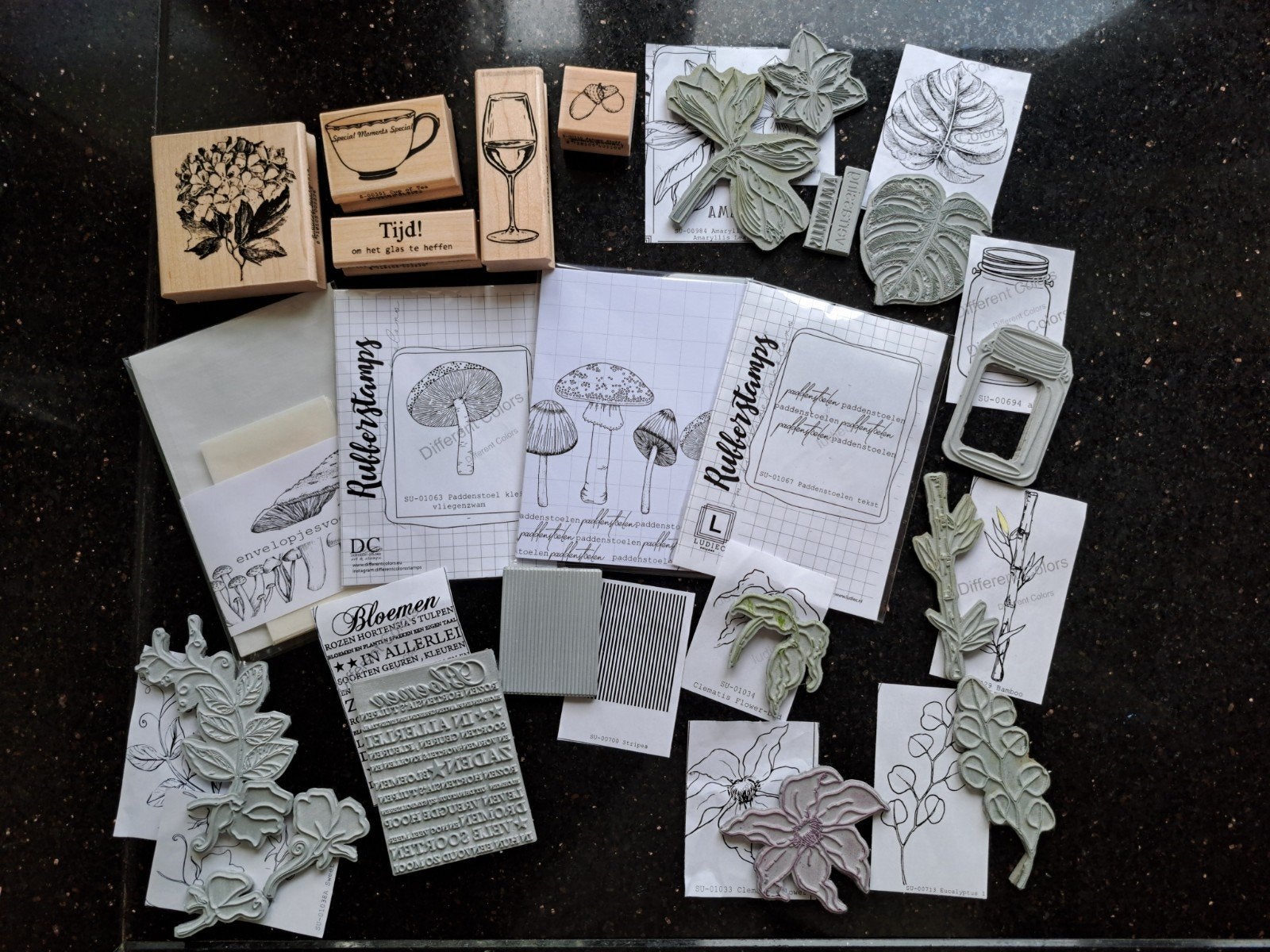 LUDIEC DIFFERENT COLORS RUBBER STEMPEL HOUT BLOEMEN KAARTEN, Hobby en Vrije tijd, Stempelen, Ophalen of Verzenden, Zo goed als nieuw