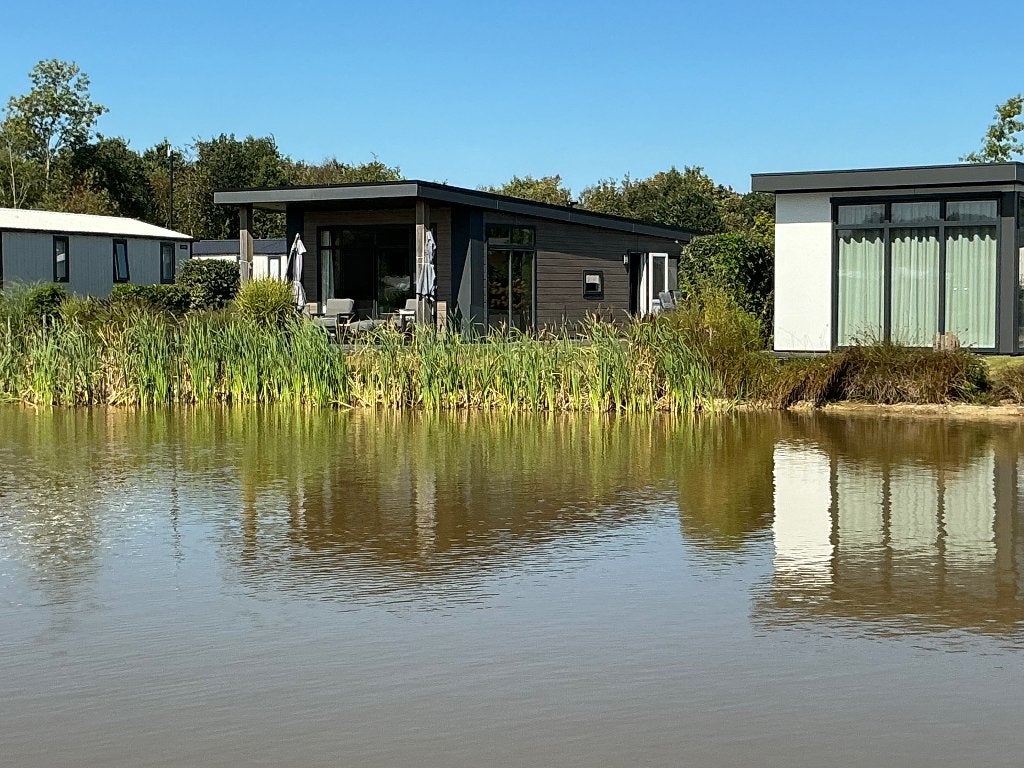 Jong Duntep Faro 14x5m | Jaarplaats aan water | Paasloo, Caravans en Kamperen
