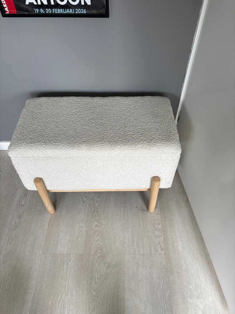 Opbergkist, wit bekleed met houten poten, Ophalen, Zo goed als nieuw