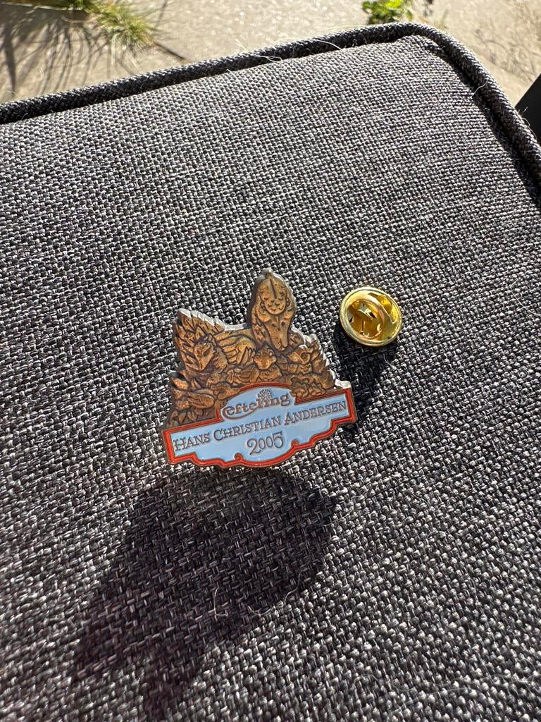 Efteling pin Hans Christian Andersen 2005, Verzamelen, Ophalen of Verzenden, Zo goed als nieuw, Button of Speldje