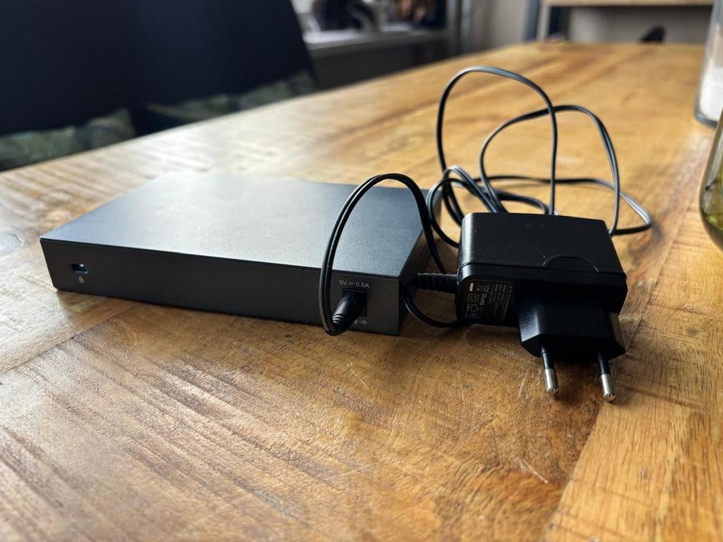 TP-Link TL-SG108 Gb. Switch – 8 poorten – metalen behuizing, Computers en Software, Netwerk switches, Ophalen of Verzenden, Zo goed als nieuw