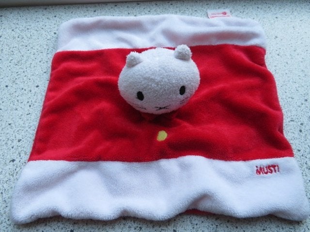 Knuffeldoek poes MUSTI uit 2008 rood wit velours, Ophalen of Verzenden, Zo goed als nieuw, Kat, Met label