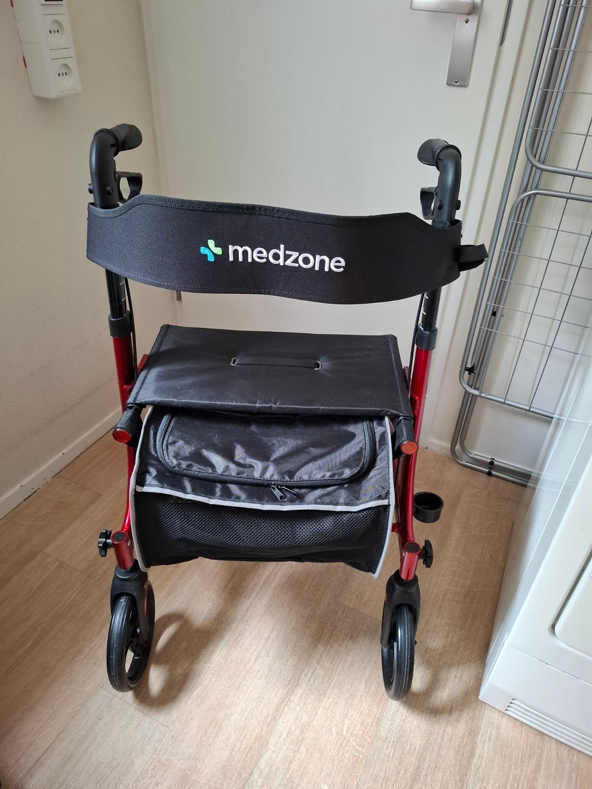 Nieuwe rollator te koop  Merk Medzone., Diversen, Ophalen, Lichtgewicht, Nieuw