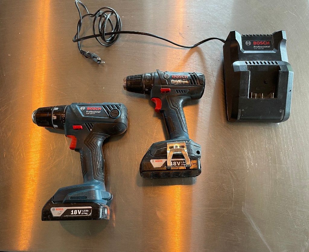Twee stuks Bosch blauw schroeftol + acculader, Ophalen of Verzenden, Gebruikt, Minder dan 400 watt, Boor- en Schroefmachine