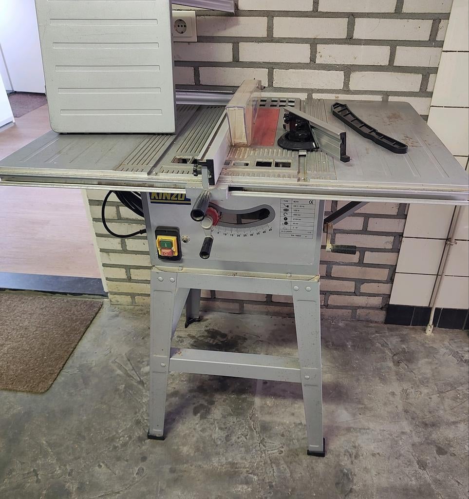 Kinzo zaagtafel 1500 watt weinig gebruikt, Doe-het-zelf en Verbouw, Gereedschap | Zaagmachines, Ophalen, Cirkelzaag, 70 mm of meer