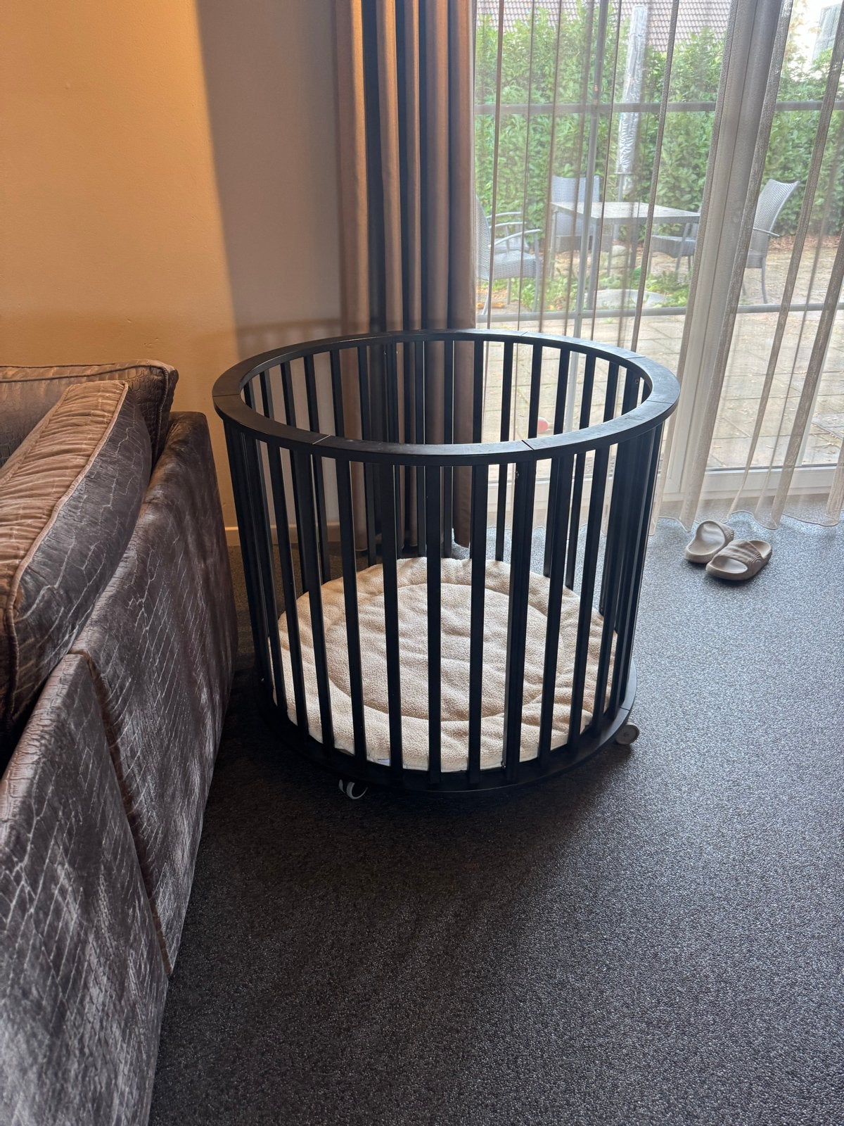 Te koop: mooie zwarte ronde babybox in nette staat, Kinderen en Baby's, Ophalen of Verzenden, Gebruikt, Rond, In hoogte verstelbaar
