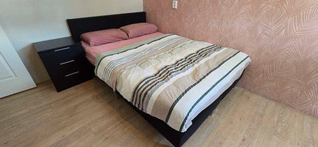 Z.G.A.N. Bed 140x200 incl. nachtkastje | Compleet | 1.5 jaar, Huis en Inrichting, Slaapkamer | Bedden, Ophalen, 140 cm, Zo goed als nieuw