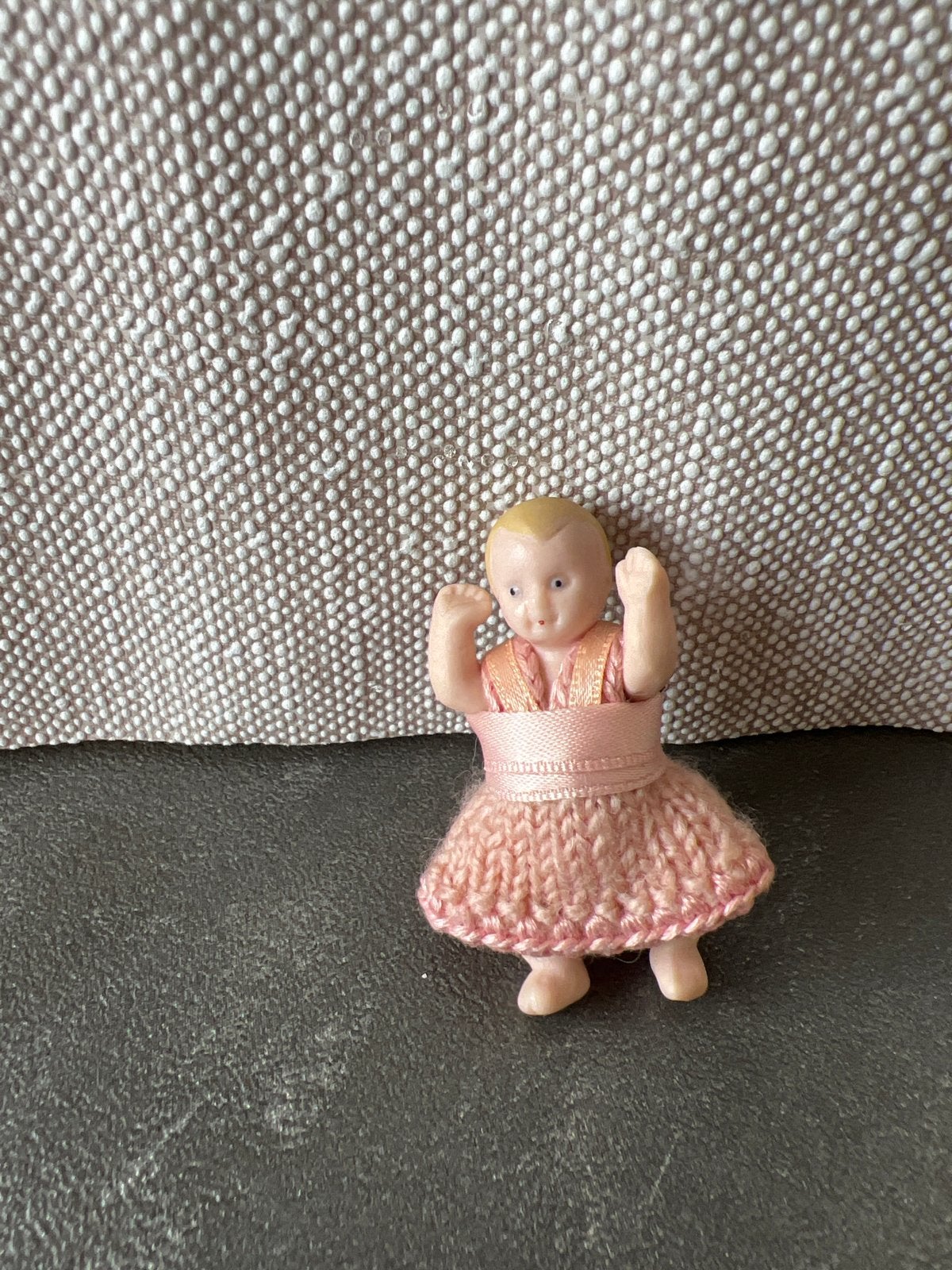Poppenhuis baby pop 1:12 schaal, Ophalen of Verzenden, Gebruikt, Poppenhuis