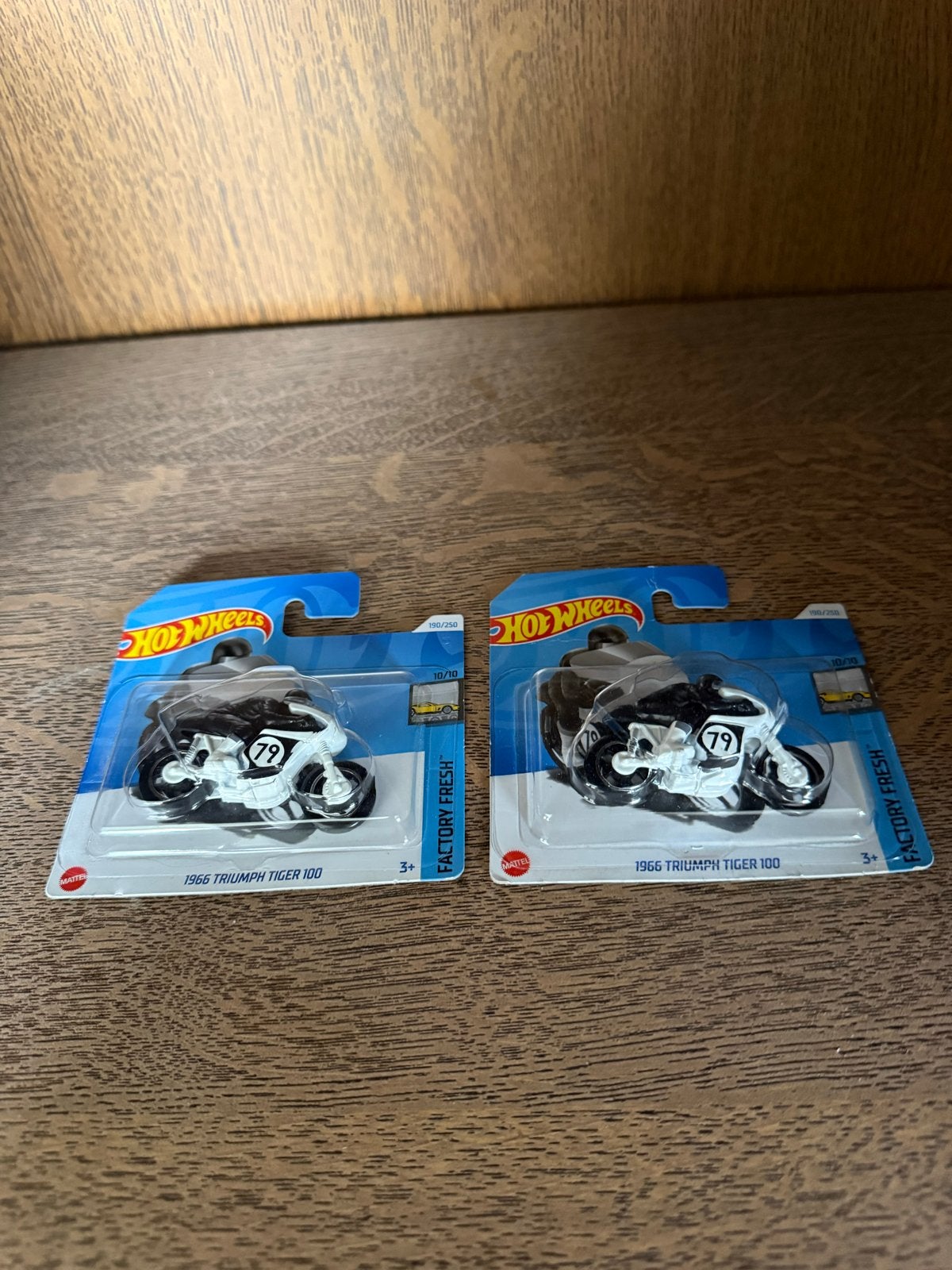 Hot Wheels 1966 Triumph Tiger 100 (2 stuks), Overige merken, 1:50 of kleiner, Overige typen, Nieuw