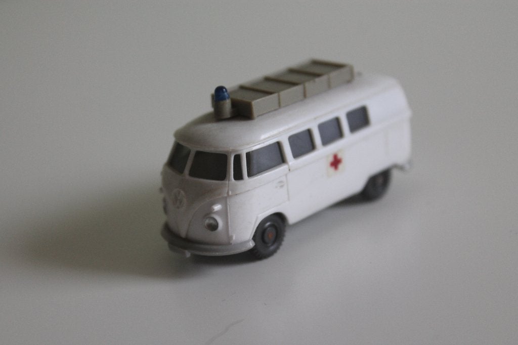 Oude Wiking VW T1 kombi in ziekenauto-uitvoering, Hobby en Vrije tijd, Modelauto's | 1:87, Zo goed als nieuw, Auto, Wiking, Ophalen of Verzenden