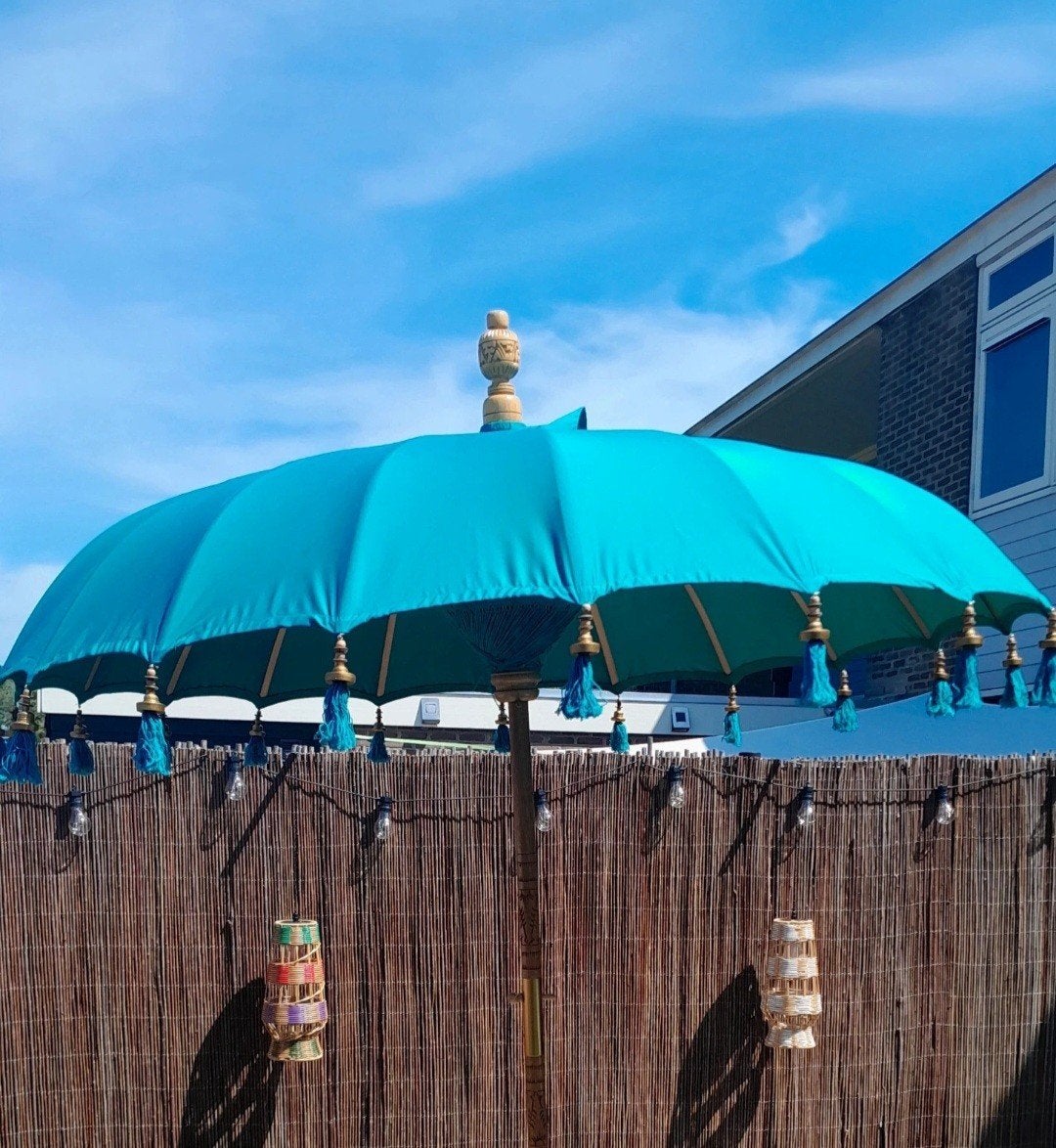 Prachtige Balinese parasol - Turquoise met houtsnijwerk, Tuin en Terras, Parasols, Ophalen, Nieuw, 1 tot 2 meter, Stokparasol