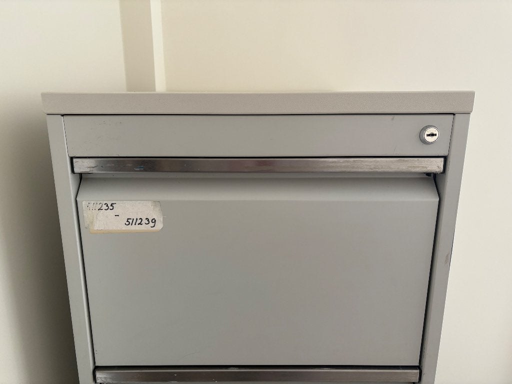 Foto 2 van Grijze dossierkast met 4 lades