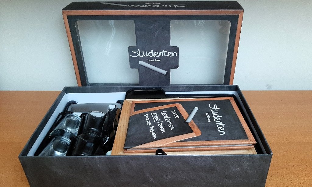 Box met studenten kookboek, shotglaasjes en pizzasnijder, Boeken, Ophalen of Verzenden, Zo goed als nieuw, Hoofdgerechten