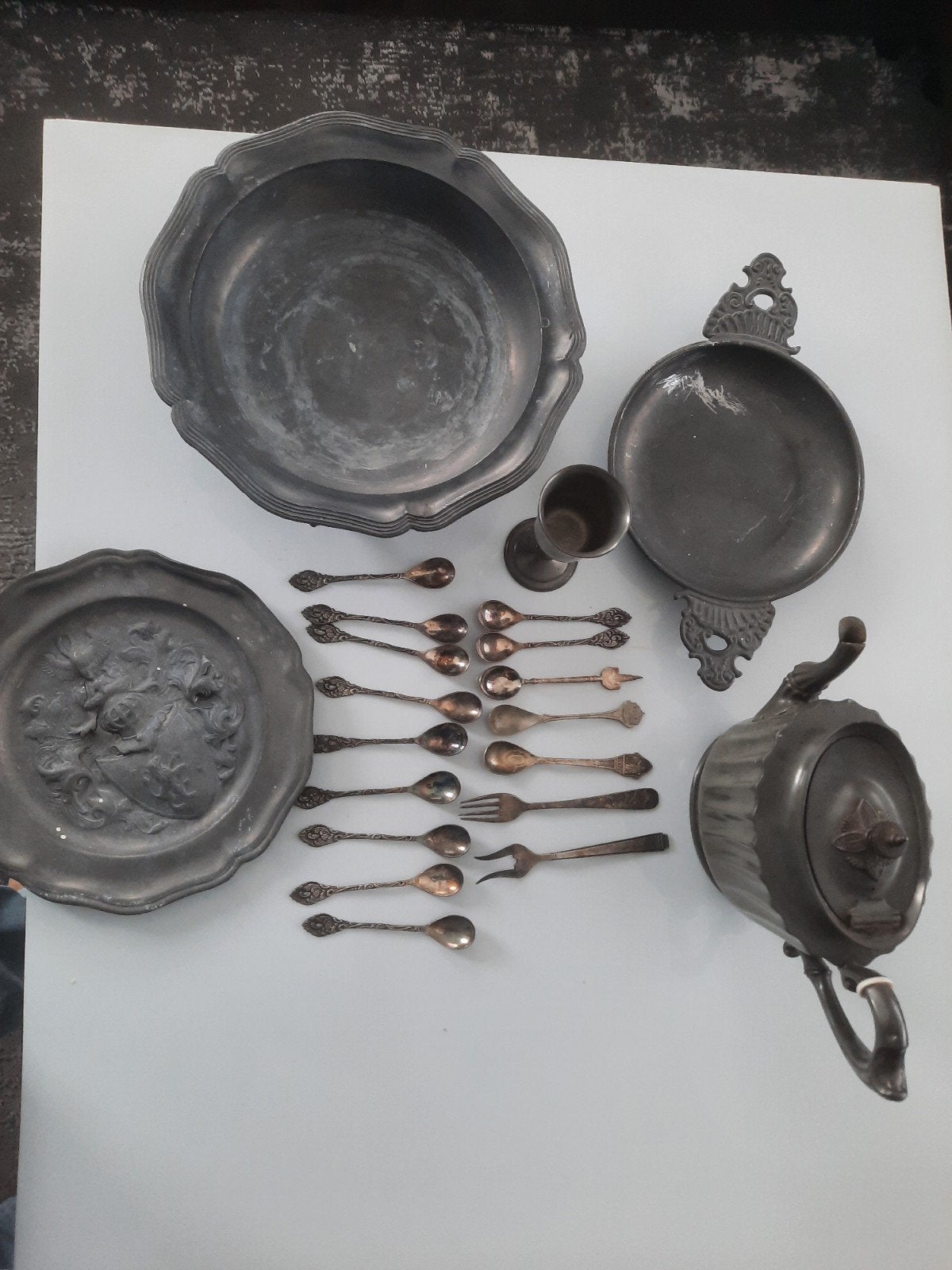 Antieke tinnen collectie met lepels en servies, Ophalen