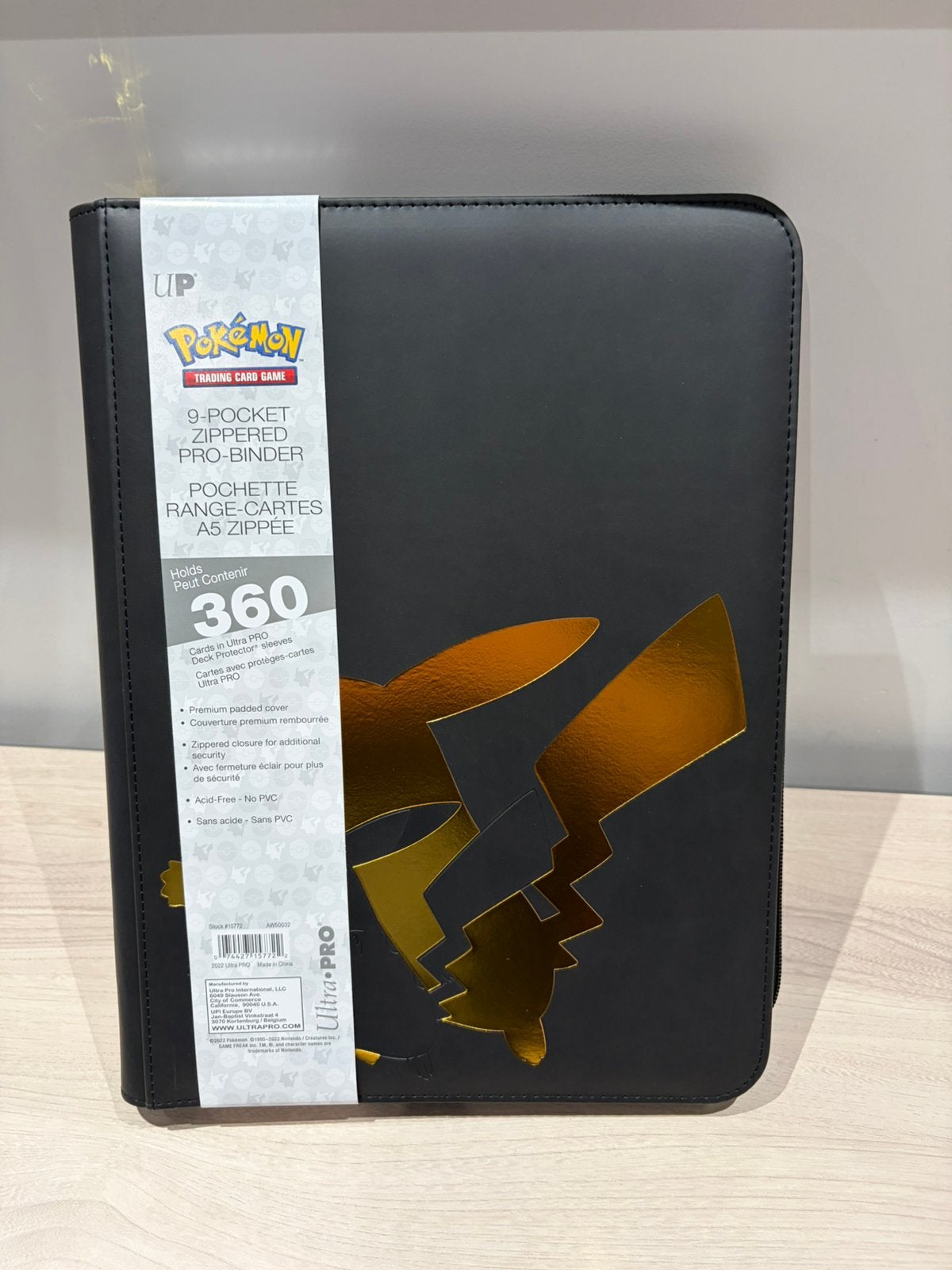 Pokémon Pikachu Gold 9-Pocket Zippered Binder Ultra Pro 360, Ophalen of Verzenden, Zo goed als nieuw, Sleeves of Kaarthoesjes