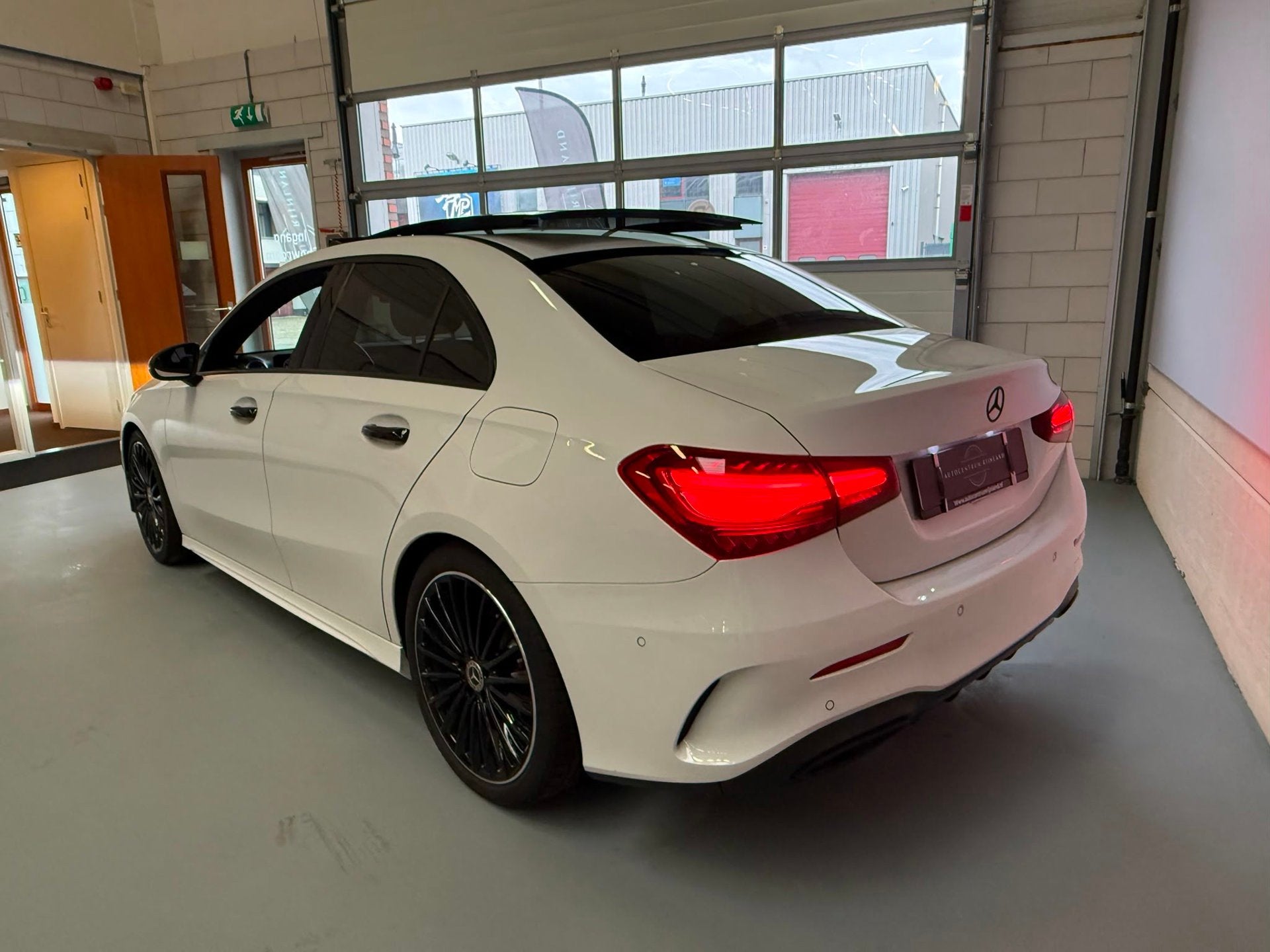 Mercedes-Benz A-klasse 180 AMG Black Line, 1 Jaar Bovag Gara, Auto's, Mercedes-Benz, Dealer onderhouden, 136 pk, Wit, Origineel Nederlands
