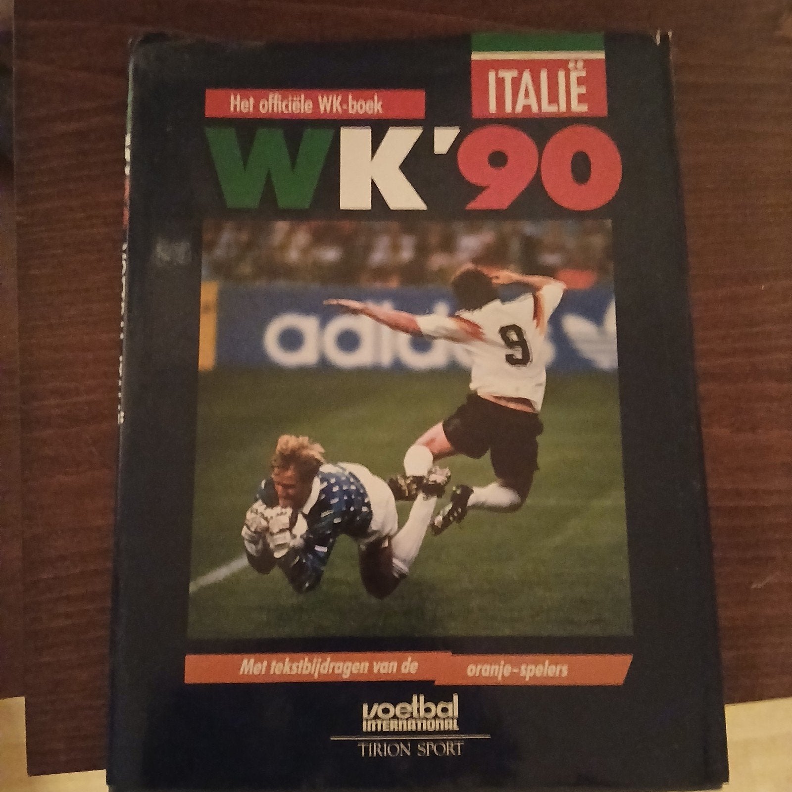 Het officiële WK-boek Italië '90 - Voetbal International, Boeken, Ophalen of Verzenden, Gelezen, Voetbal International / Tirion Sport