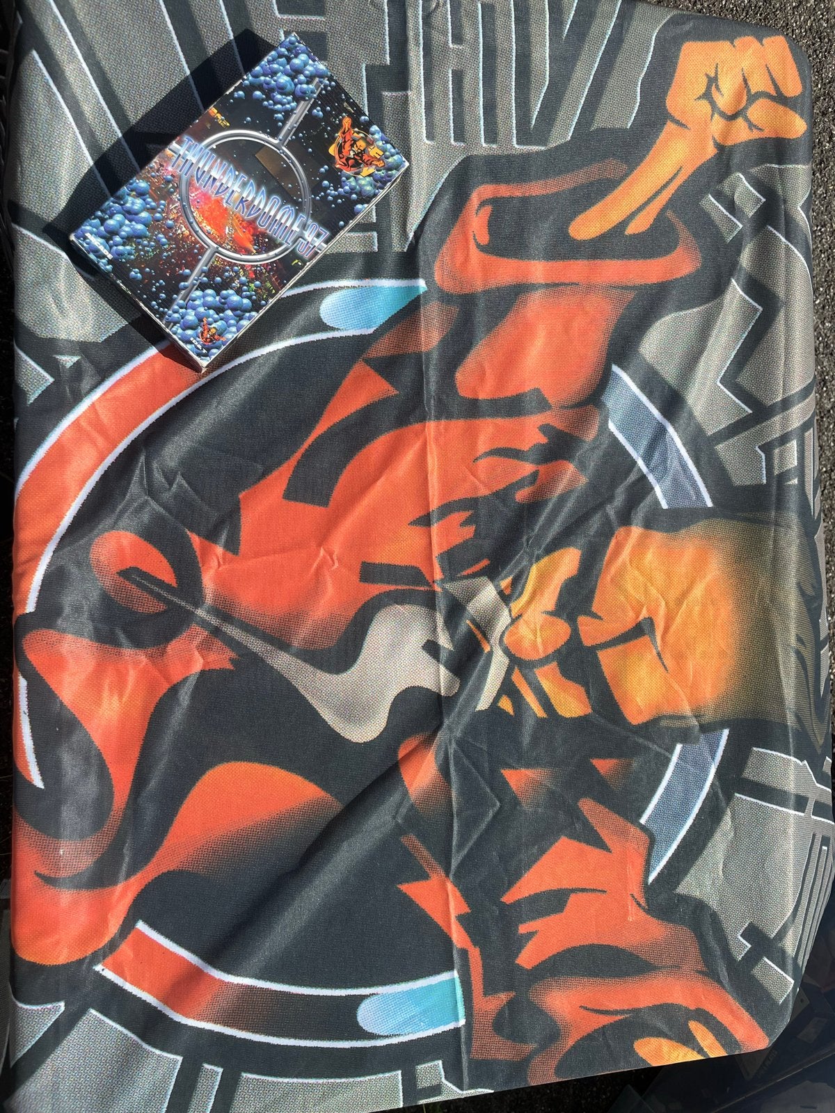 Thunderdome vlag en VHS videoband 1997, Ophalen, Bonusmateriaal, Nieuw in verpakking, Boxset