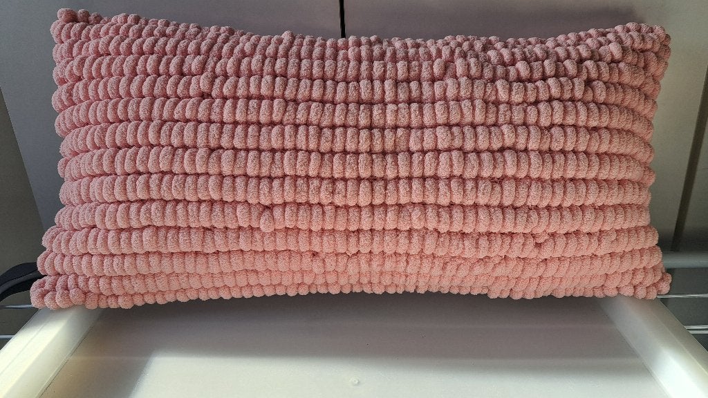 Langwerpig gebreid lichtroze kussen, Ophalen of Verzenden, Zo goed als nieuw, Sierkussen, Roze