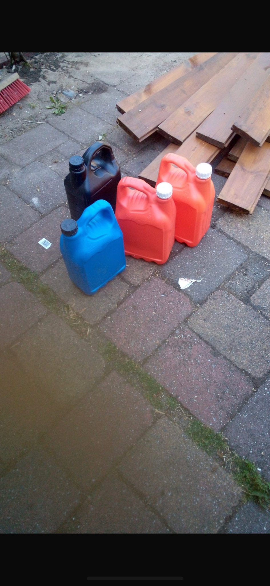 Jerrycans in diverse kleuren, leeg. Brandstof, Ophalen, Gebruikt
